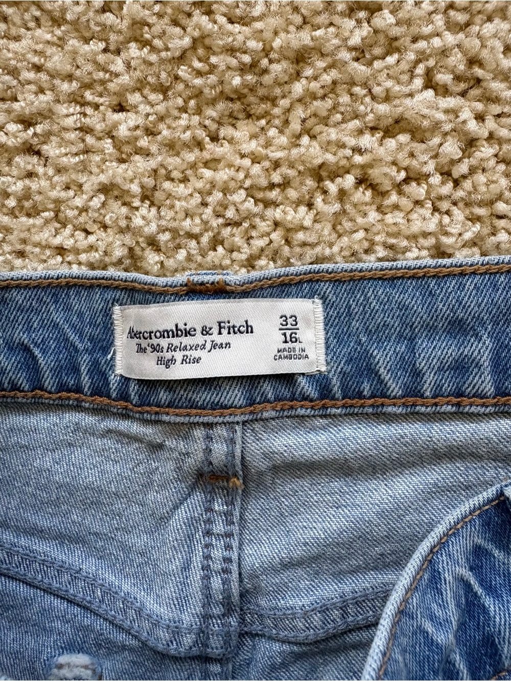 Abercrombie & Fitch The 90s Relaxed Jeans High Rise Light Wash 33 Long NWT - Picture 3 of 8